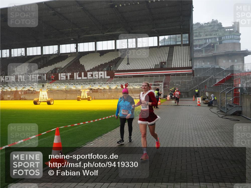 07.12.2025 - St. Pauli X-Mass-Run No. 15 Fabian Wolf http://msf.ph/oto/9419330 07.12.2025 11:31:30 Ziel 331, 2017, 2428, 2429, 2430, 3087, 3352, 3600 meine-sportfotos.de