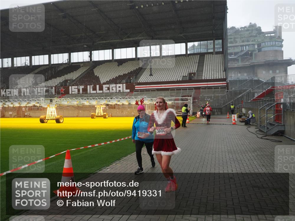 07.12.2025 - St. Pauli X-Mass-Run No. 15 Fabian Wolf http://msf.ph/oto/9419331 07.12.2025 11:31:30 Ziel 331, 2017, 2428, 2429, 2430, 3087, 3352, 3600 meine-sportfotos.de