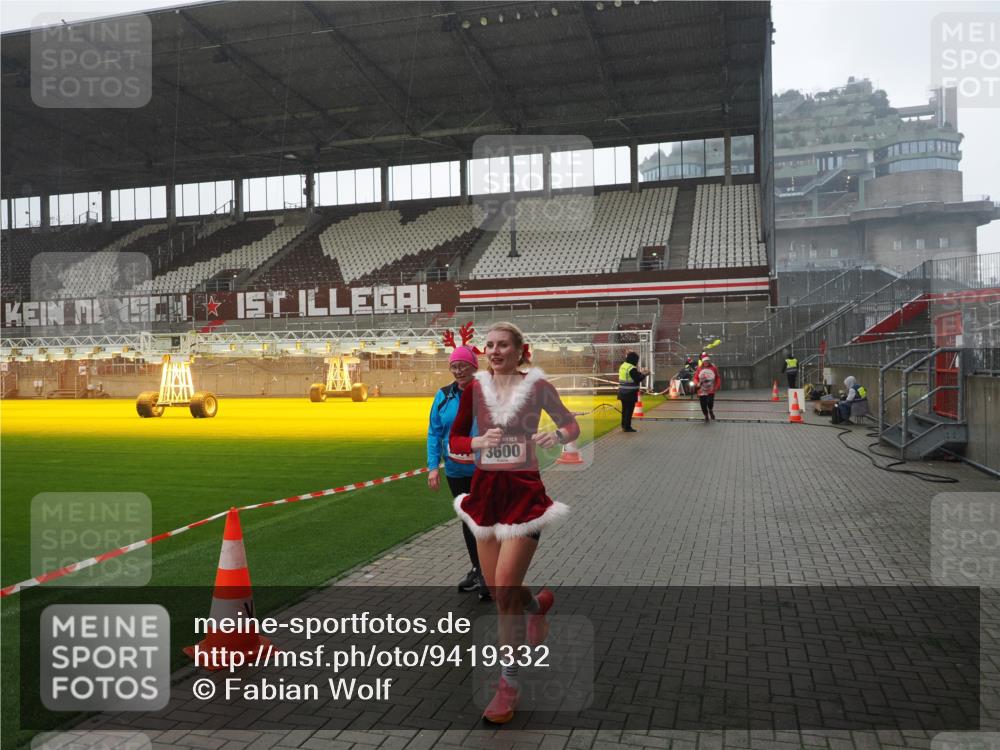 07.12.2025 - St. Pauli X-Mass-Run No. 15 Fabian Wolf http://msf.ph/oto/9419332 07.12.2025 11:31:31 Ziel 331, 2017, 3087, 3600 meine-sportfotos.de