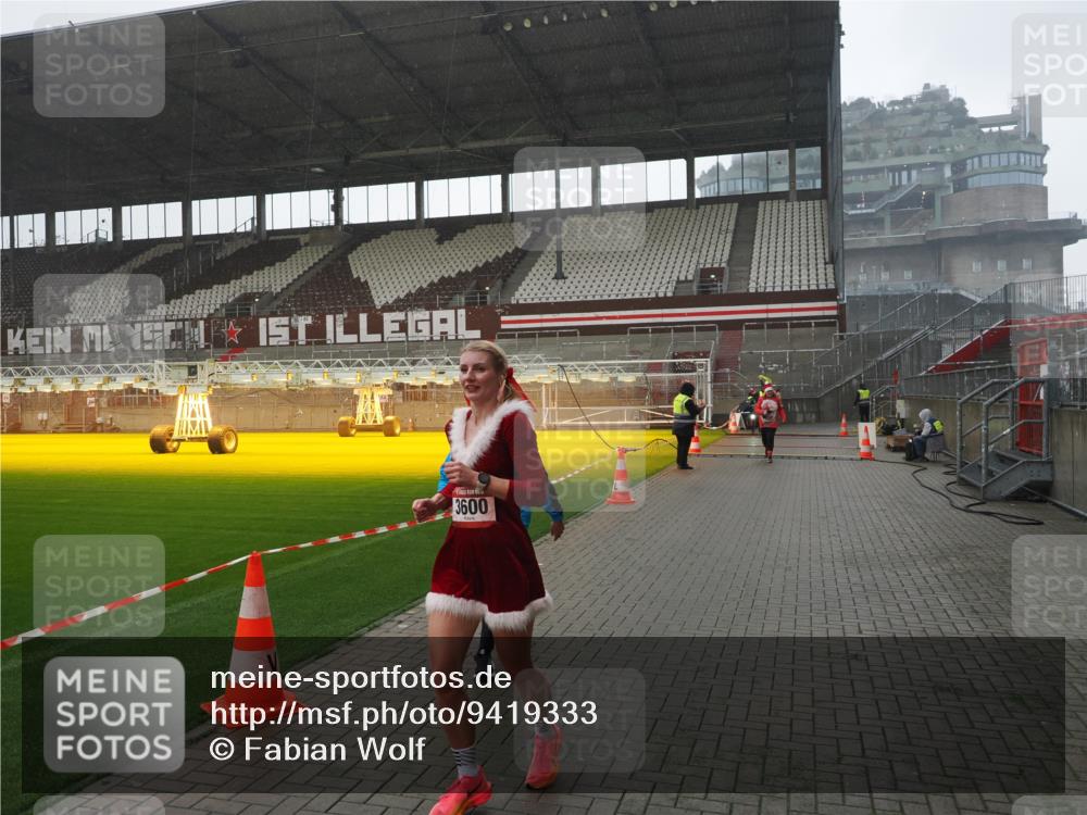 07.12.2025 - St. Pauli X-Mass-Run No. 15 Fabian Wolf http://msf.ph/oto/9419333 07.12.2025 11:31:31 Ziel 331, 2017, 3087, 3600 meine-sportfotos.de