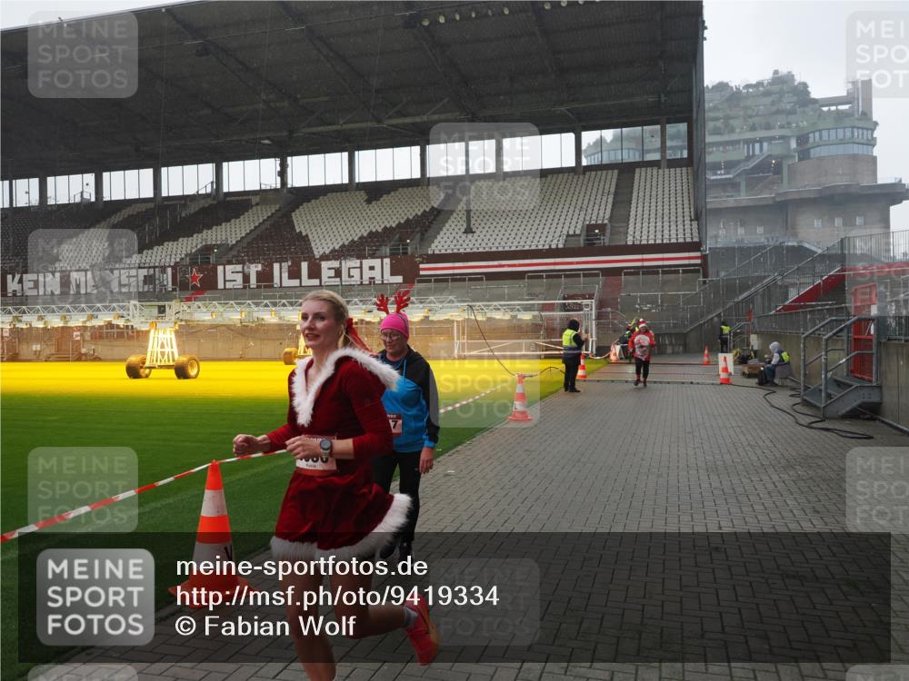 07.12.2025 - St. Pauli X-Mass-Run No. 15 Fabian Wolf http://msf.ph/oto/9419334 07.12.2025 11:31:31 Ziel 331, 2017, 3087, 3600 meine-sportfotos.de