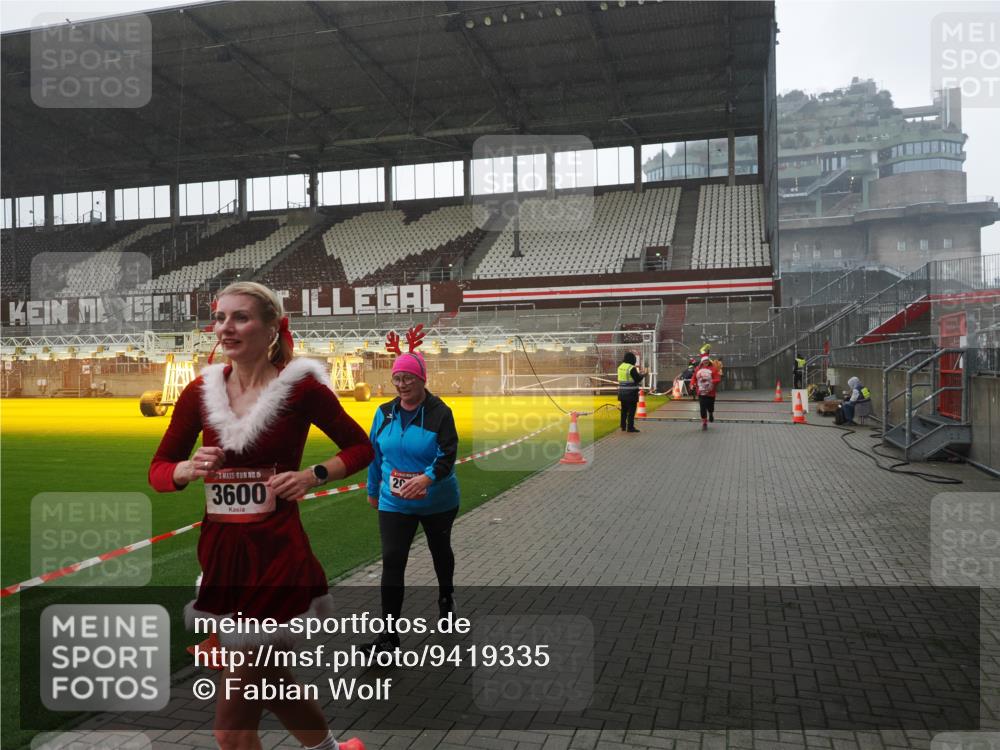 07.12.2025 - St. Pauli X-Mass-Run No. 15 Fabian Wolf http://msf.ph/oto/9419335 07.12.2025 11:31:31 Ziel 331, 2017, 3087, 3600 meine-sportfotos.de