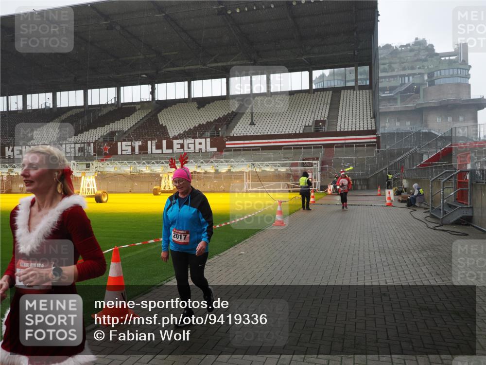 07.12.2025 - St. Pauli X-Mass-Run No. 15 Fabian Wolf http://msf.ph/oto/9419336 07.12.2025 11:31:31 Ziel 331, 2017, 3087, 3600 meine-sportfotos.de