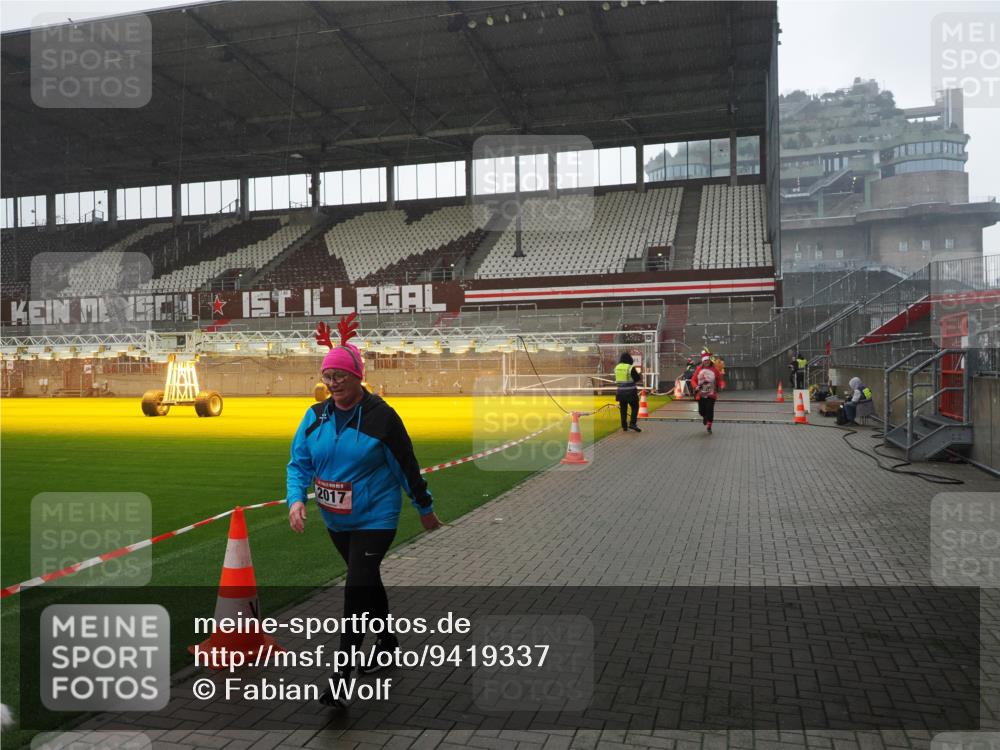 07.12.2025 - St. Pauli X-Mass-Run No. 15 Fabian Wolf http://msf.ph/oto/9419337 07.12.2025 11:31:32 Ziel 331, 2017, 3087, 3600 meine-sportfotos.de
