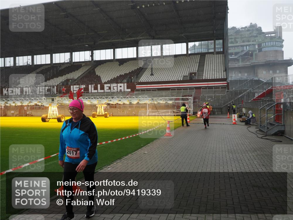 07.12.2025 - St. Pauli X-Mass-Run No. 15 Fabian Wolf http://msf.ph/oto/9419339 07.12.2025 11:31:32 Ziel 331, 2017, 3087, 3600 meine-sportfotos.de