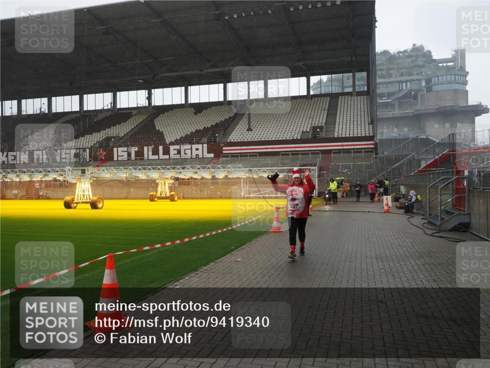 07.12.2025 - St. Pauli X-Mass-Run No. 15 Fabian Wolf http://msf.ph/oto/9419340 07.12.2025 11:31:36 Ziel 331, 2017, 3087, 3600 meine-sportfotos.de