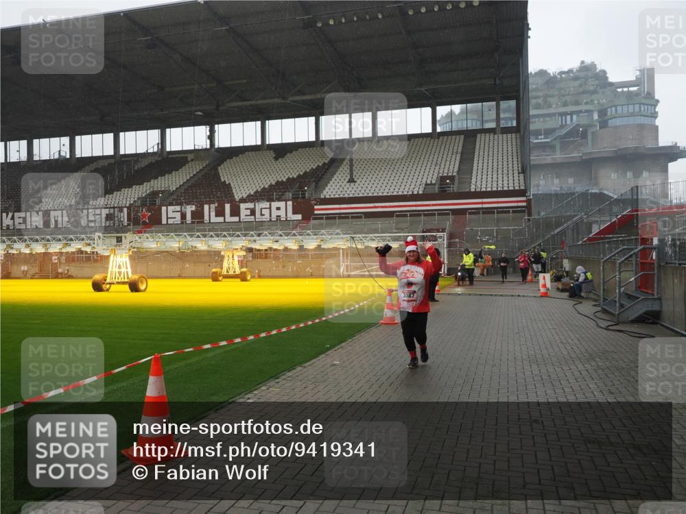 07.12.2025 - St. Pauli X-Mass-Run No. 15 Fabian Wolf http://msf.ph/oto/9419341 07.12.2025 11:31:36 Ziel 331, 2017, 3087, 3600 meine-sportfotos.de