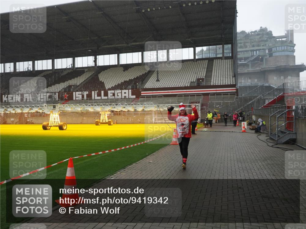 07.12.2025 - St. Pauli X-Mass-Run No. 15 Fabian Wolf http://msf.ph/oto/9419342 07.12.2025 11:31:36 Ziel 331, 2017, 3087, 3600 meine-sportfotos.de