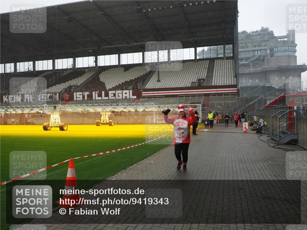 07.12.2025 - St. Pauli X-Mass-Run No. 15 Fabian Wolf http://msf.ph/oto/9419343 07.12.2025 11:31:36 Ziel 331, 2017, 3087, 3600 meine-sportfotos.de