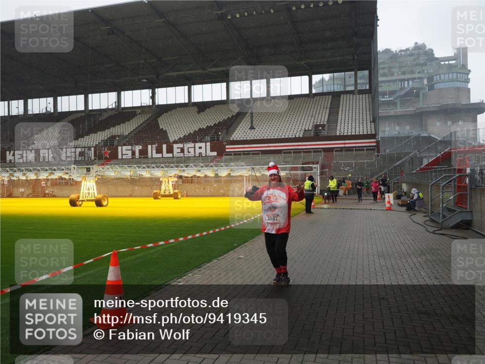 07.12.2025 - St. Pauli X-Mass-Run No. 15 Fabian Wolf http://msf.ph/oto/9419345 07.12.2025 11:31:37 Ziel 331, 2017, 2587, 2654, 3087, 3600 meine-sportfotos.de