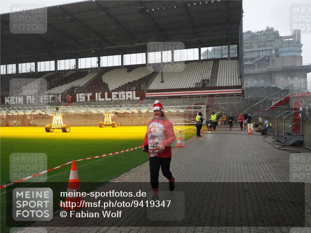 07.12.2025 - St. Pauli X-Mass-Run No. 15 Fabian Wolf http://msf.ph/oto/9419347 07.12.2025 11:31:37 Ziel 331, 2017, 2587, 2654, 3087, 3600 meine-sportfotos.de