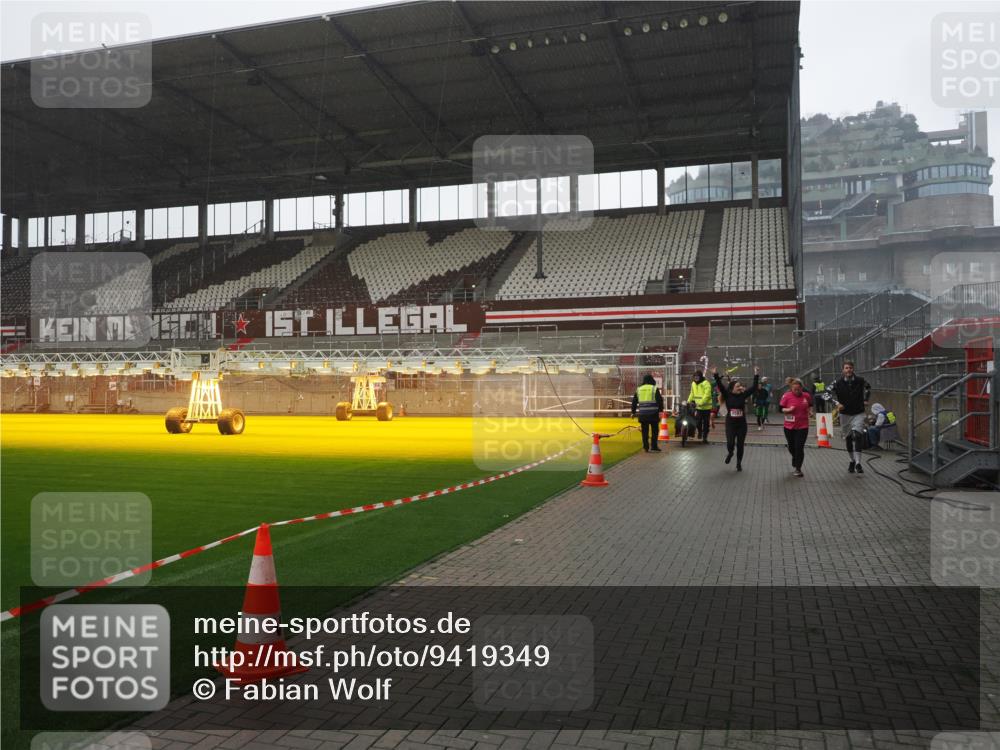 07.12.2025 - St. Pauli X-Mass-Run No. 15 Fabian Wolf http://msf.ph/oto/9419349 07.12.2025 11:31:41 Ziel 331, 2587, 2654, 2656, 3087, 3600 meine-sportfotos.de