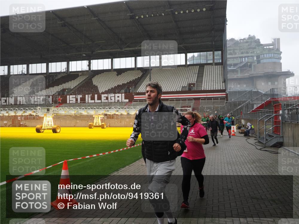 07.12.2025 - St. Pauli X-Mass-Run No. 15 Fabian Wolf http://msf.ph/oto/9419361 07.12.2025 11:31:45 Ziel 2048, 2497, 2523, 2527, 2587, 2654, 2656, 3087, 3678 meine-sportfotos.de