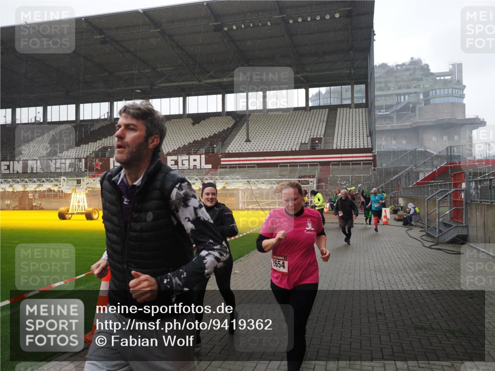 07.12.2025 - St. Pauli X-Mass-Run No. 15 Fabian Wolf http://msf.ph/oto/9419362 07.12.2025 11:31:45 Ziel 2048, 2497, 2523, 2527, 2587, 2654, 2656, 3087, 3678 meine-sportfotos.de