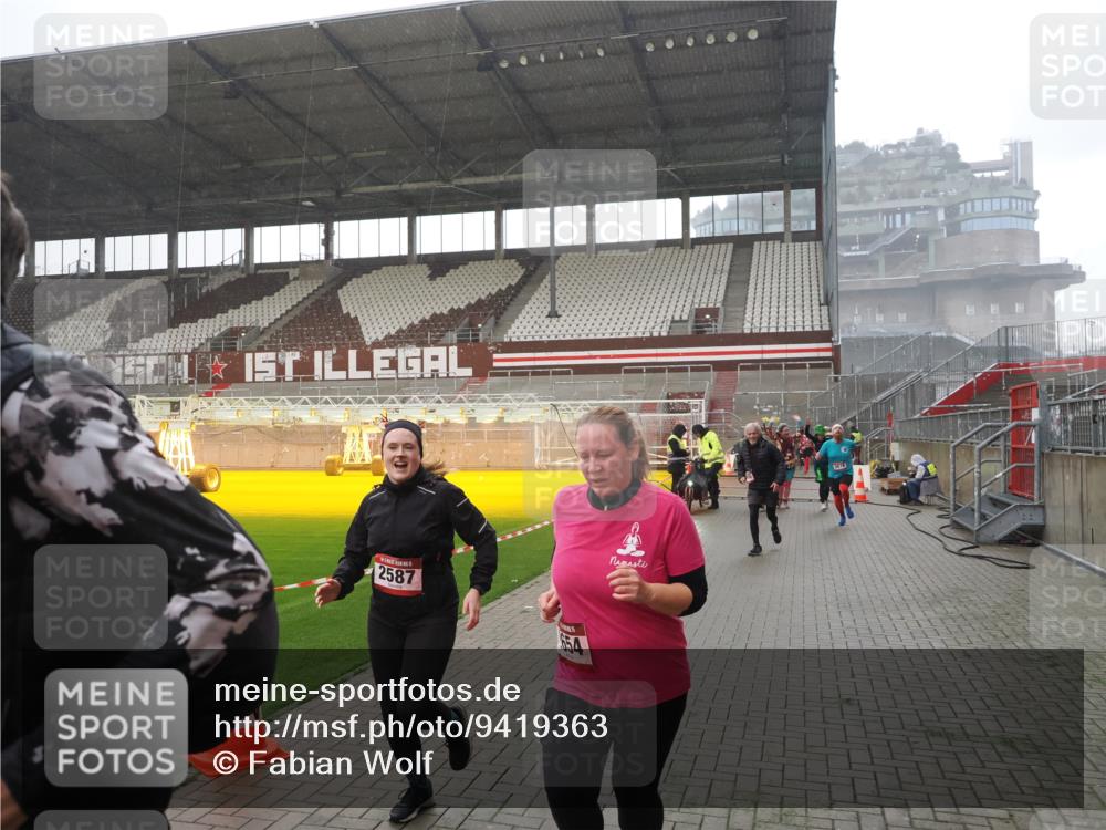 07.12.2025 - St. Pauli X-Mass-Run No. 15 Fabian Wolf http://msf.ph/oto/9419363 07.12.2025 11:31:46 Ziel 2048, 2497, 2523, 2527, 2587, 2654, 2656, 3087, 3678 meine-sportfotos.de