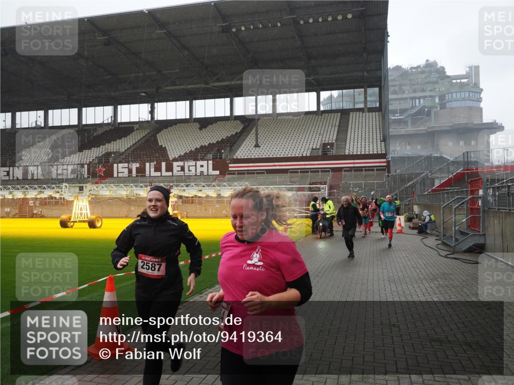 07.12.2025 - St. Pauli X-Mass-Run No. 15 Fabian Wolf http://msf.ph/oto/9419364 07.12.2025 11:31:46 Ziel 2048, 2497, 2523, 2527, 2587, 2654, 2656, 3087, 3678 meine-sportfotos.de