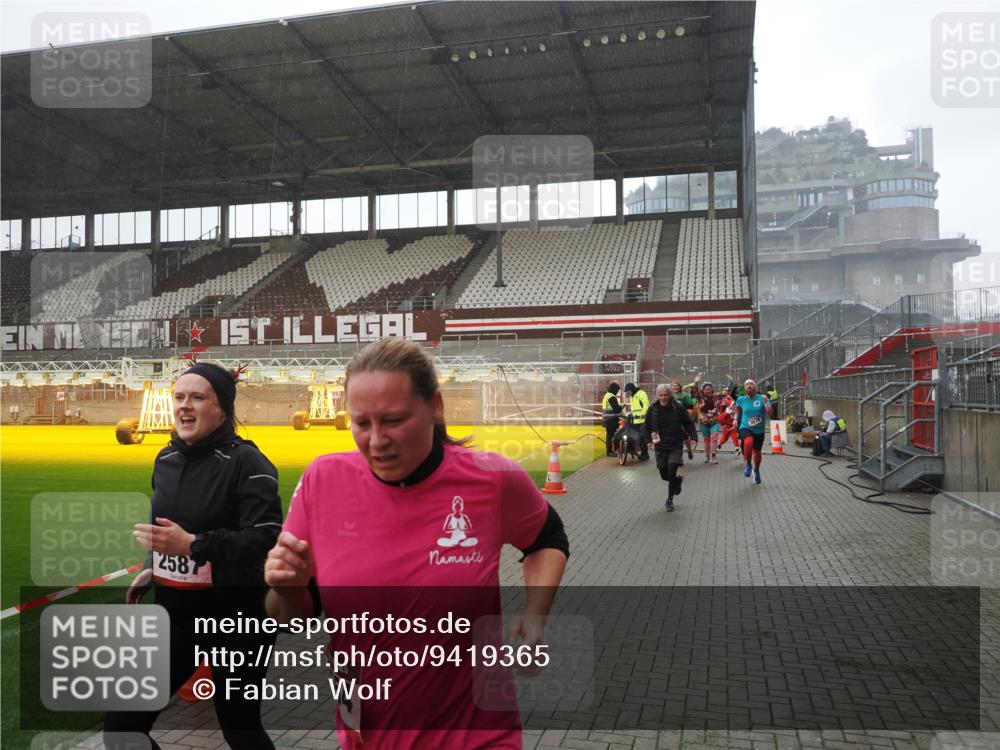 07.12.2025 - St. Pauli X-Mass-Run No. 15 Fabian Wolf http://msf.ph/oto/9419365 07.12.2025 11:31:46 Ziel 2048, 2497, 2523, 2527, 2587, 2654, 2656, 3087, 3678 meine-sportfotos.de