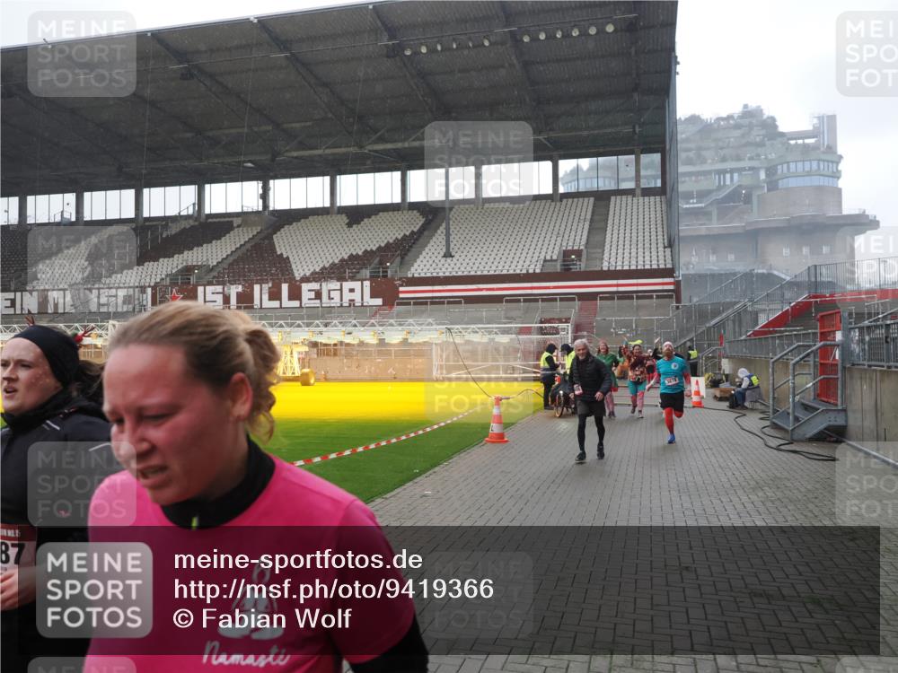 07.12.2025 - St. Pauli X-Mass-Run No. 15 Fabian Wolf http://msf.ph/oto/9419366 07.12.2025 11:31:46 Ziel 2048, 2497, 2523, 2527, 2587, 2654, 2656, 3087, 3678 meine-sportfotos.de