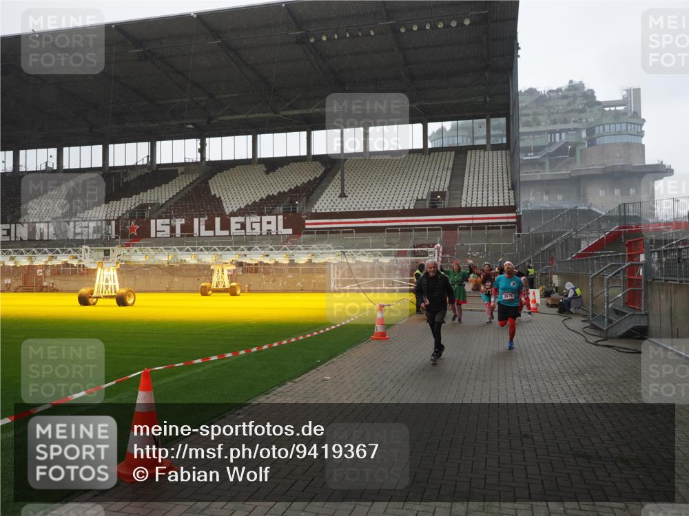 07.12.2025 - St. Pauli X-Mass-Run No. 15 Fabian Wolf http://msf.ph/oto/9419367 07.12.2025 11:31:47 Ziel 2048, 2497, 2523, 2527, 2587, 2654, 2656, 3087, 3678 meine-sportfotos.de