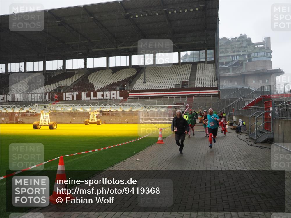 07.12.2025 - St. Pauli X-Mass-Run No. 15 Fabian Wolf http://msf.ph/oto/9419368 07.12.2025 11:31:47 Ziel 2048, 2497, 2523, 2527, 2587, 2654, 2656, 3087, 3678 meine-sportfotos.de