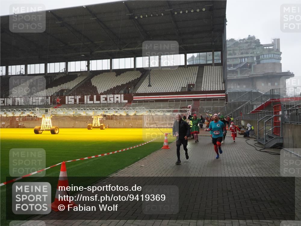 07.12.2025 - St. Pauli X-Mass-Run No. 15 Fabian Wolf http://msf.ph/oto/9419369 07.12.2025 11:31:47 Ziel 2048, 2497, 2523, 2527, 2587, 2654, 2656, 3087, 3678 meine-sportfotos.de