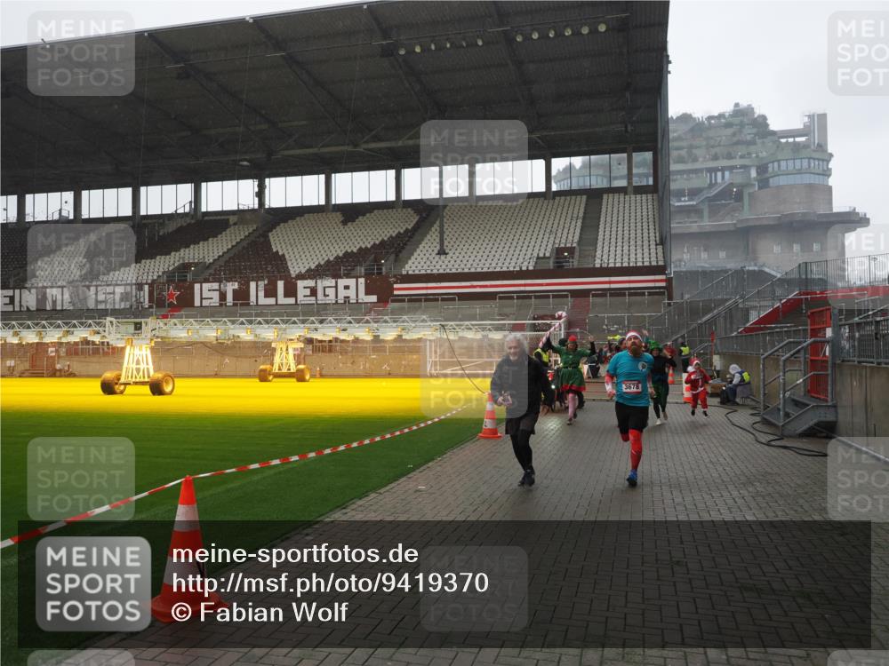 07.12.2025 - St. Pauli X-Mass-Run No. 15 Fabian Wolf http://msf.ph/oto/9419370 07.12.2025 11:31:47 Ziel 2048, 2497, 2523, 2527, 2587, 2654, 2656, 3087, 3678 meine-sportfotos.de