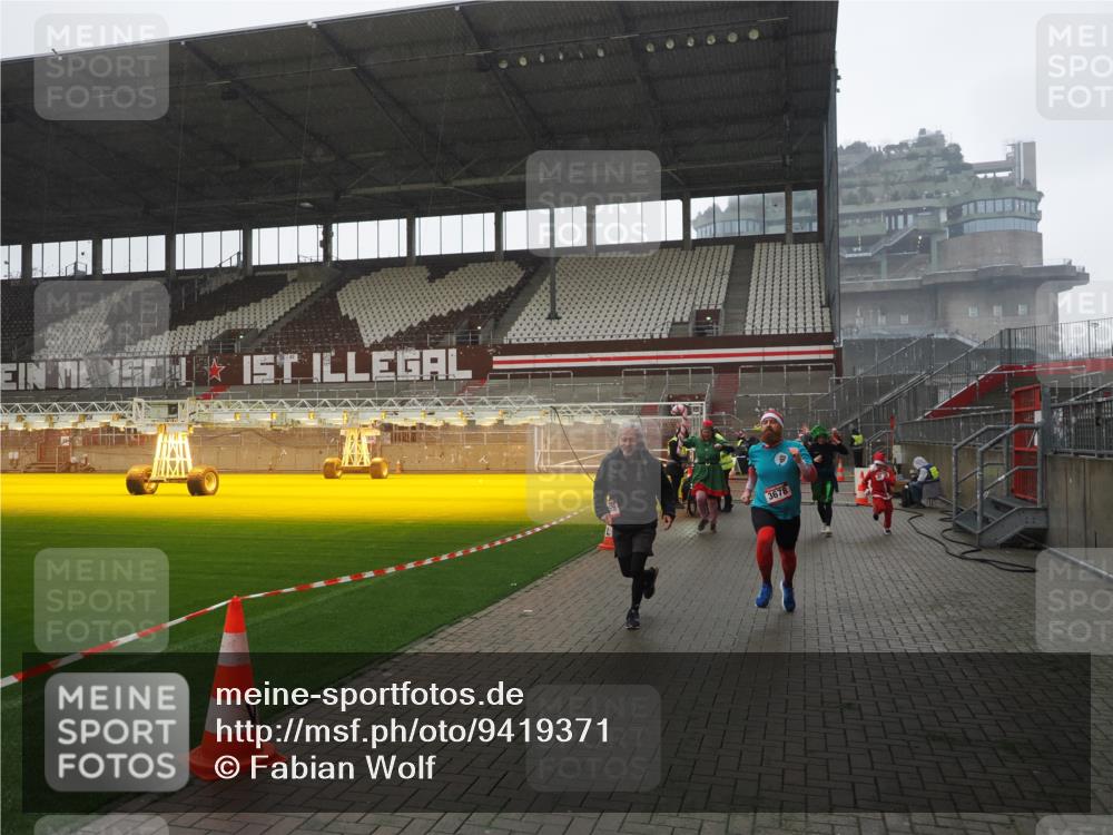 07.12.2025 - St. Pauli X-Mass-Run No. 15 Fabian Wolf http://msf.ph/oto/9419371 07.12.2025 11:31:47 Ziel 2048, 2497, 2523, 2527, 2587, 2654, 2656, 3087, 3678 meine-sportfotos.de