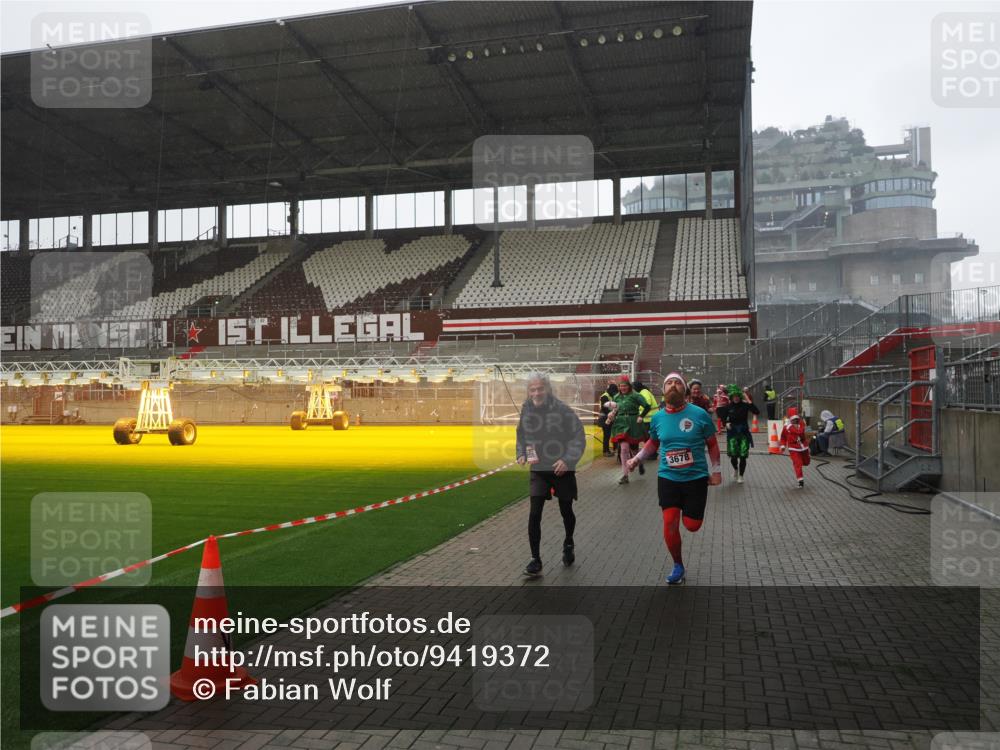 07.12.2025 - St. Pauli X-Mass-Run No. 15 Fabian Wolf http://msf.ph/oto/9419372 07.12.2025 11:31:48 Ziel 2048, 2497, 2523, 2527, 2587, 2654, 2656, 3087, 3678 meine-sportfotos.de