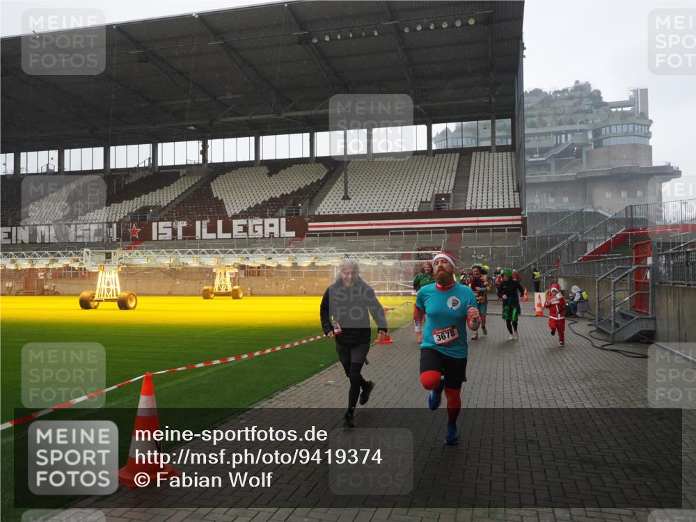 07.12.2025 - St. Pauli X-Mass-Run No. 15 Fabian Wolf http://msf.ph/oto/9419374 07.12.2025 11:31:48 Ziel 2048, 2497, 2523, 2527, 2587, 2654, 2656, 3087, 3678 meine-sportfotos.de