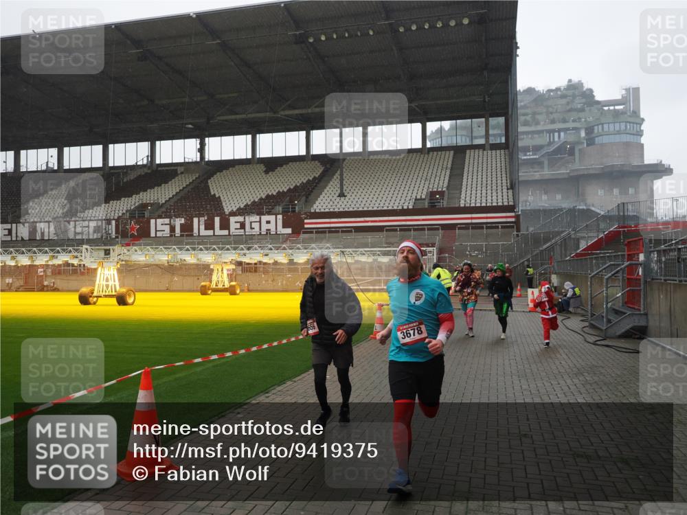 07.12.2025 - St. Pauli X-Mass-Run No. 15 Fabian Wolf http://msf.ph/oto/9419375 07.12.2025 11:31:48 Ziel 2048, 2497, 2523, 2527, 2587, 2654, 2656, 3087, 3678 meine-sportfotos.de