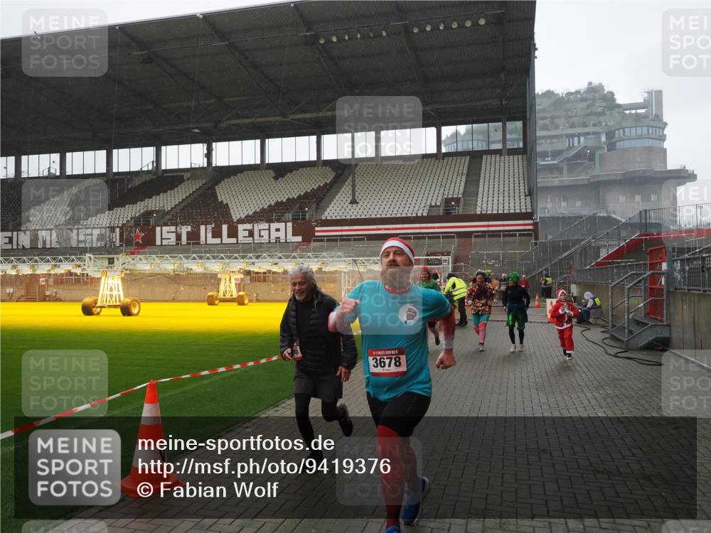07.12.2025 - St. Pauli X-Mass-Run No. 15 Fabian Wolf http://msf.ph/oto/9419376 07.12.2025 11:31:48 Ziel 2048, 2497, 2523, 2527, 2587, 2654, 2656, 3087, 3678 meine-sportfotos.de