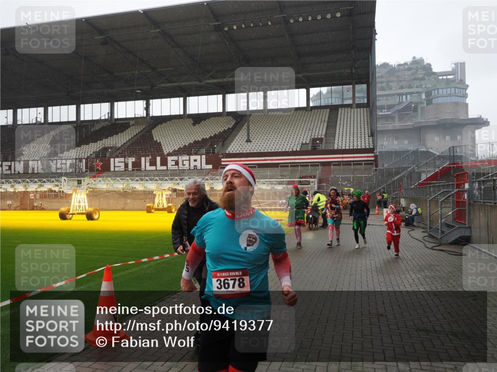 07.12.2025 - St. Pauli X-Mass-Run No. 15 Fabian Wolf http://msf.ph/oto/9419377 07.12.2025 11:31:49 Ziel 2048, 2050, 2497, 2523, 2527, 2587, 2654, 2656, 3678, 4642 meine-sportfotos.de