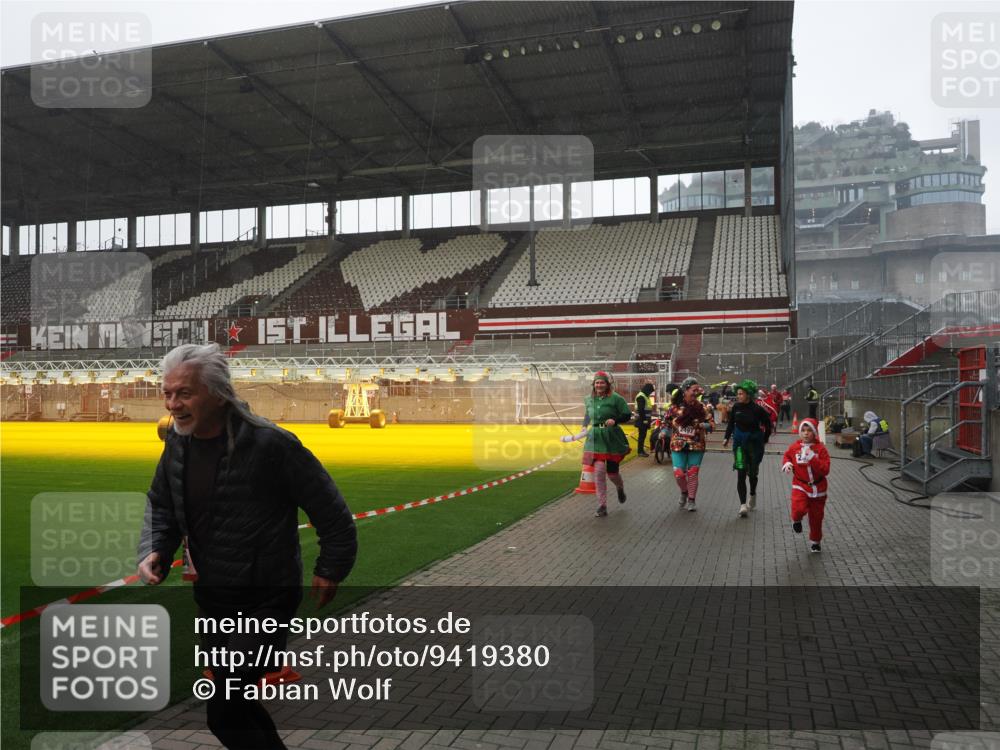 07.12.2025 - St. Pauli X-Mass-Run No. 15 Fabian Wolf http://msf.ph/oto/9419380 07.12.2025 11:31:49 Ziel 2048, 2050, 2497, 2523, 2527, 2587, 2654, 2656, 3678, 4642 meine-sportfotos.de