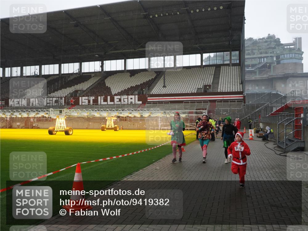 07.12.2025 - St. Pauli X-Mass-Run No. 15 Fabian Wolf http://msf.ph/oto/9419382 07.12.2025 11:31:50 Ziel 2048, 2050, 2497, 2523, 2527, 2587, 2654, 2656, 3678, 4633, 4642 meine-sportfotos.de