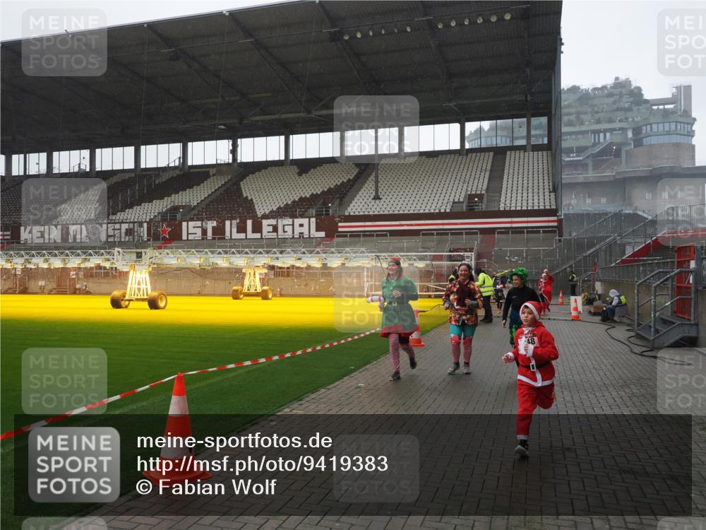 07.12.2025 - St. Pauli X-Mass-Run No. 15 Fabian Wolf http://msf.ph/oto/9419383 07.12.2025 11:31:50 Ziel 2048, 2050, 2497, 2523, 2527, 2587, 2654, 2656, 3678, 4633, 4642 meine-sportfotos.de