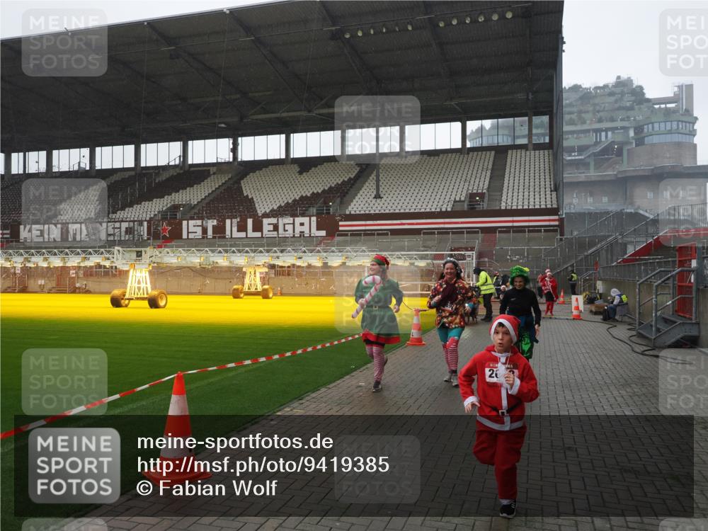 07.12.2025 - St. Pauli X-Mass-Run No. 15 Fabian Wolf http://msf.ph/oto/9419385 07.12.2025 11:31:50 Ziel 2048, 2050, 2497, 2523, 2527, 2587, 2654, 2656, 3678, 4633, 4642 meine-sportfotos.de