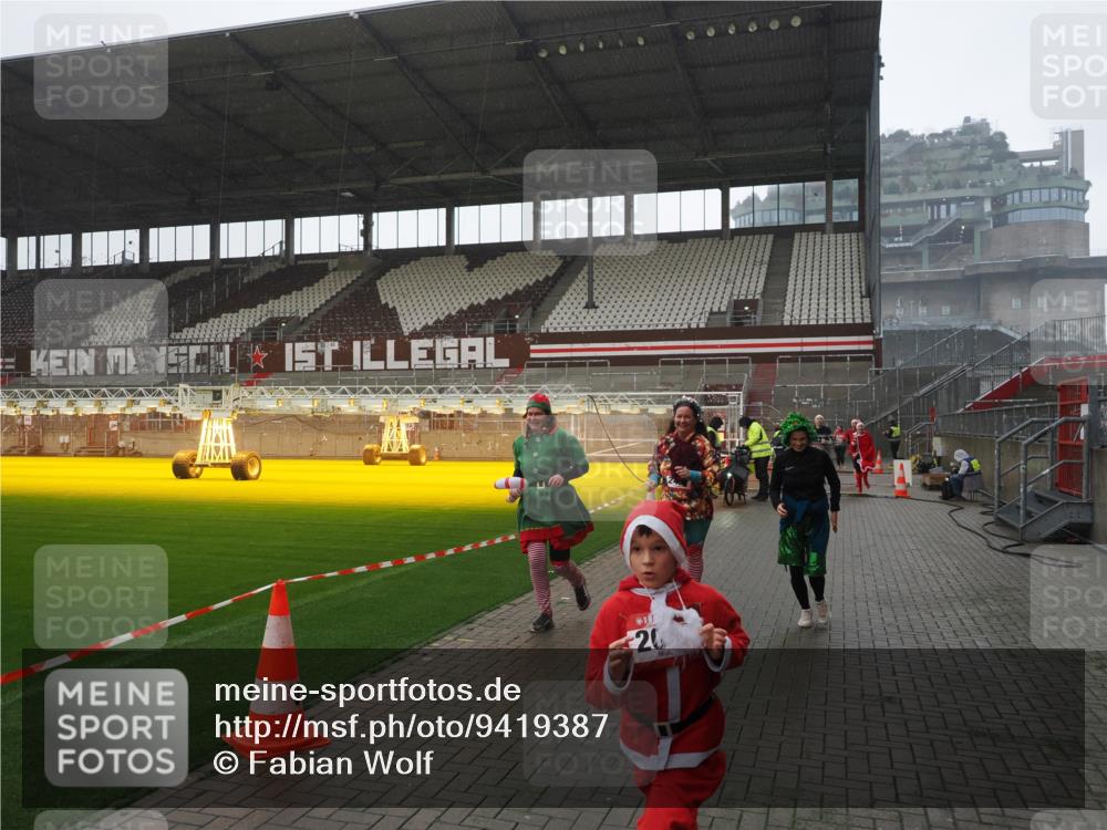 07.12.2025 - St. Pauli X-Mass-Run No. 15 Fabian Wolf http://msf.ph/oto/9419387 07.12.2025 11:31:51 Ziel 2048, 2050, 2120, 2497, 2523, 2527, 2587, 2654, 2656, 3678, 4633, 4642 meine-sportfotos.de