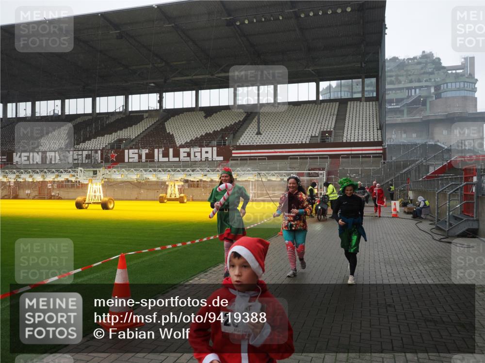 07.12.2025 - St. Pauli X-Mass-Run No. 15 Fabian Wolf http://msf.ph/oto/9419388 07.12.2025 11:31:51 Ziel 2048, 2050, 2120, 2497, 2523, 2527, 2587, 2654, 2656, 3678, 4633, 4642 meine-sportfotos.de