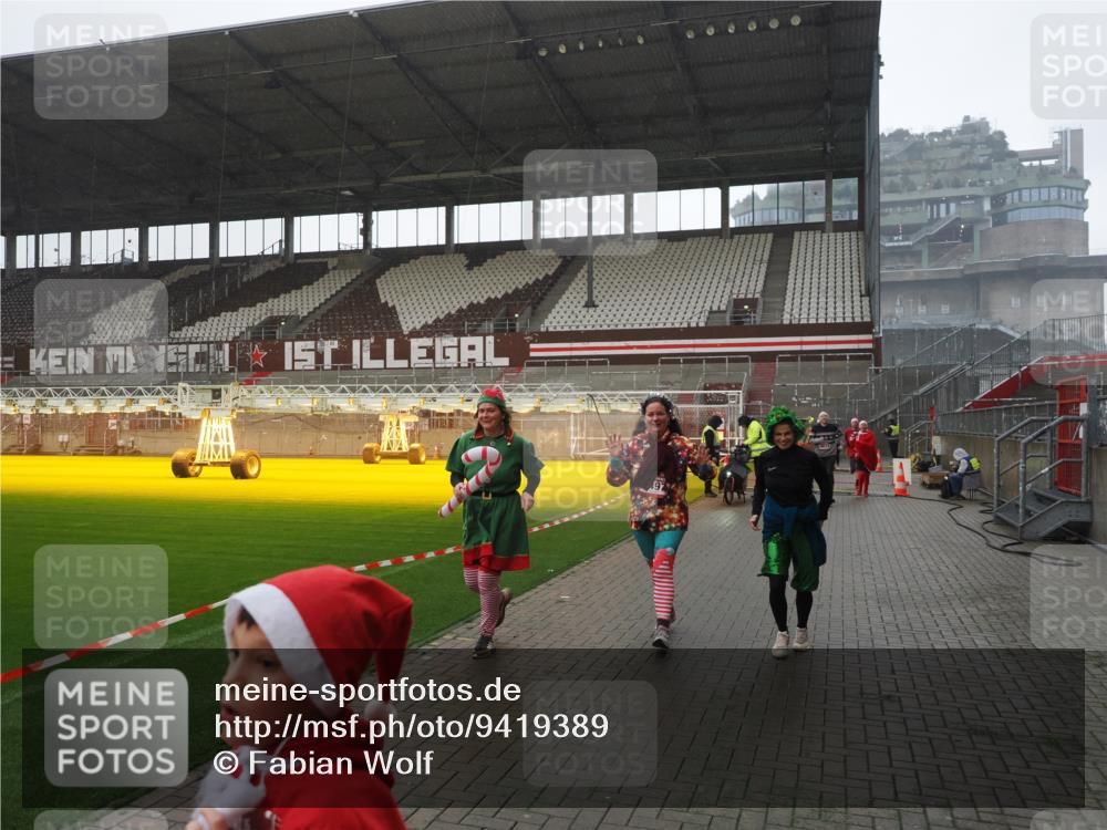 07.12.2025 - St. Pauli X-Mass-Run No. 15 Fabian Wolf http://msf.ph/oto/9419389 07.12.2025 11:31:51 Ziel 2048, 2050, 2120, 2497, 2523, 2527, 2587, 2654, 2656, 3678, 4633, 4642 meine-sportfotos.de