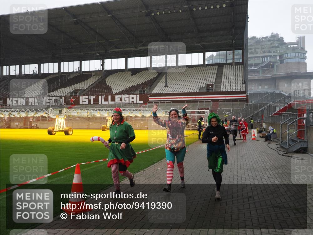 07.12.2025 - St. Pauli X-Mass-Run No. 15 Fabian Wolf http://msf.ph/oto/9419390 07.12.2025 11:31:52 Ziel 2048, 2050, 2120, 2497, 2523, 2527, 2587, 2654, 2656, 3678, 4633, 4642 meine-sportfotos.de