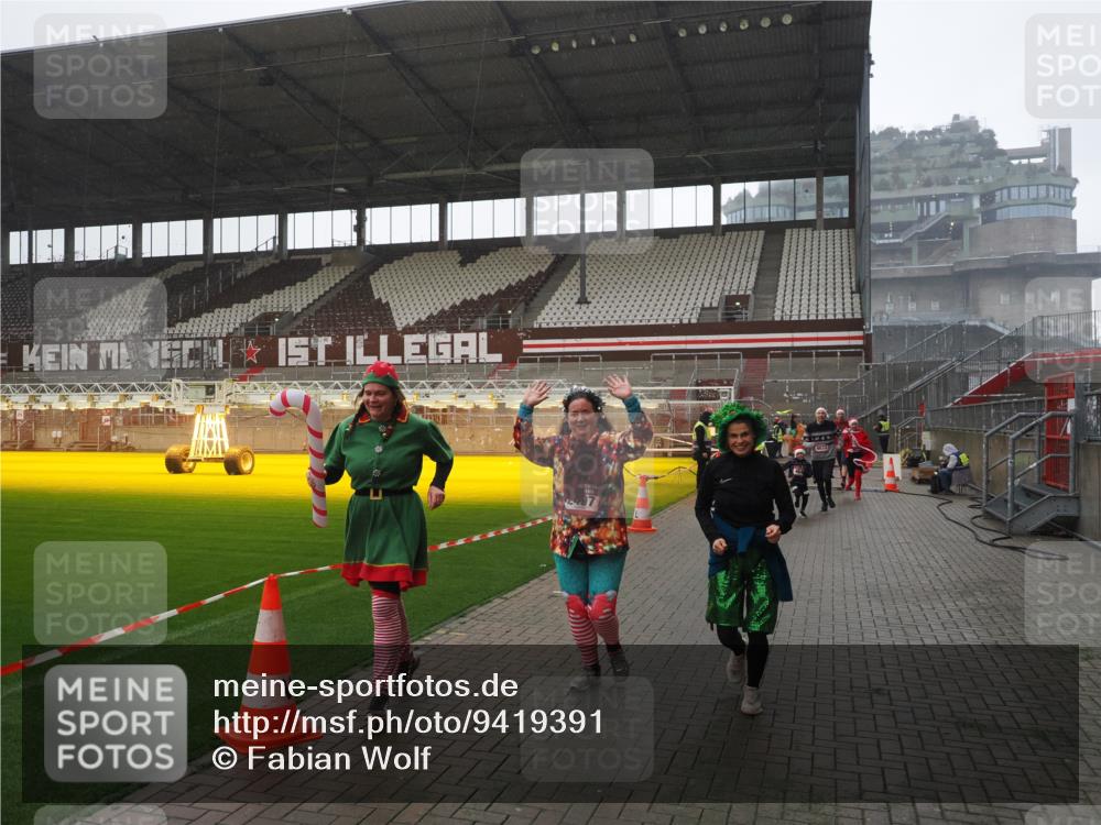 07.12.2025 - St. Pauli X-Mass-Run No. 15 Fabian Wolf http://msf.ph/oto/9419391 07.12.2025 11:31:52 Ziel 2048, 2050, 2120, 2497, 2523, 2527, 2587, 2654, 2656, 3678, 4633, 4642 meine-sportfotos.de
