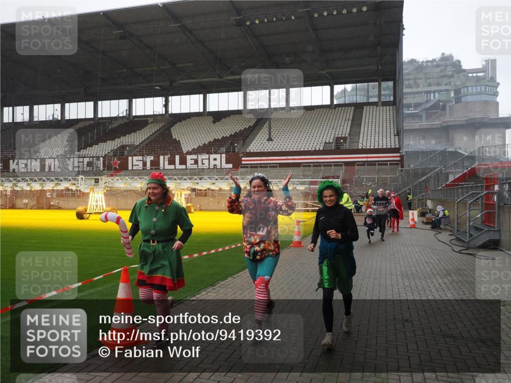 07.12.2025 - St. Pauli X-Mass-Run No. 15 Fabian Wolf http://msf.ph/oto/9419392 07.12.2025 11:31:52 Ziel 2048, 2050, 2120, 2497, 2523, 2527, 2587, 2654, 2656, 3678, 4633, 4642 meine-sportfotos.de