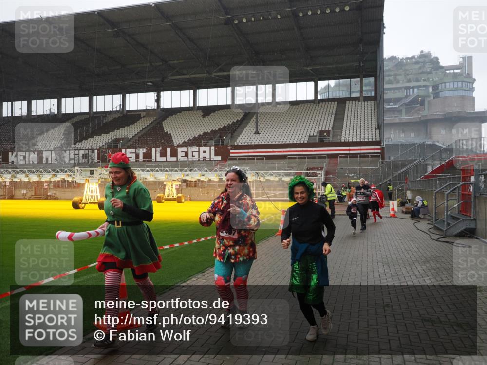 07.12.2025 - St. Pauli X-Mass-Run No. 15 Fabian Wolf http://msf.ph/oto/9419393 07.12.2025 11:31:52 Ziel 2048, 2050, 2120, 2497, 2523, 2527, 2587, 2654, 2656, 3678, 4633, 4642 meine-sportfotos.de