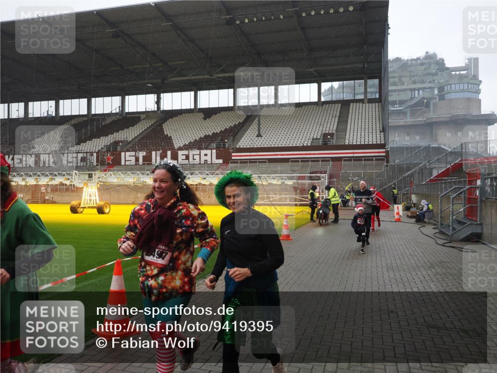 07.12.2025 - St. Pauli X-Mass-Run No. 15 Fabian Wolf http://msf.ph/oto/9419395 07.12.2025 11:31:53 Ziel 2048, 2050, 2120, 2497, 2523, 2527, 2587, 2654, 2656, 3678, 4633, 4640, 4642 meine-sportfotos.de