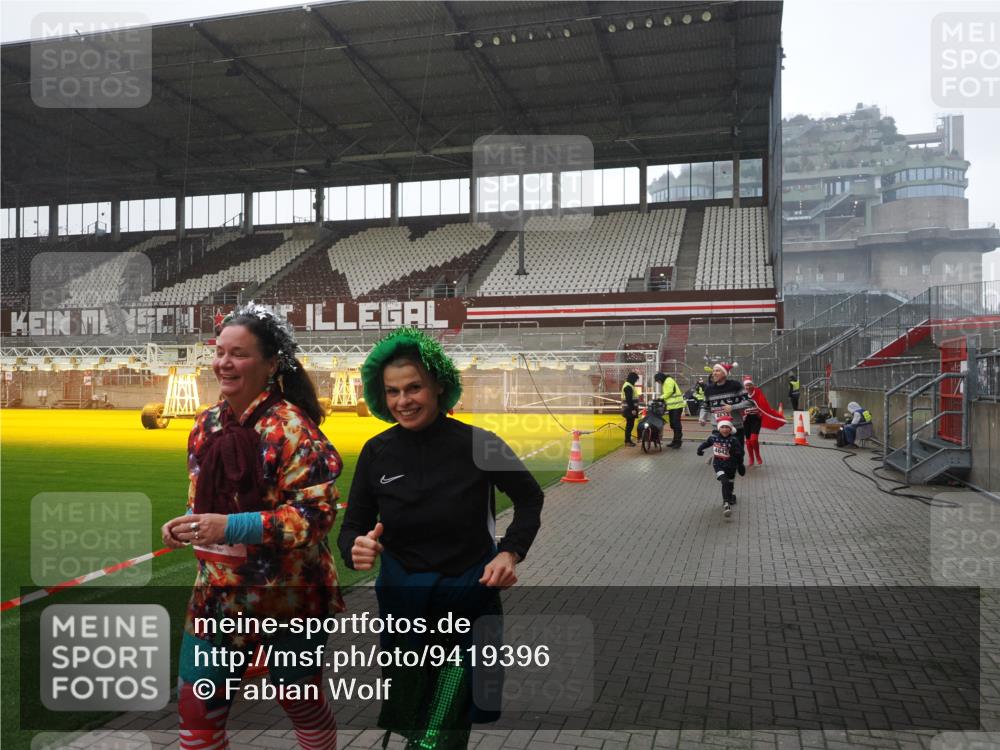 07.12.2025 - St. Pauli X-Mass-Run No. 15 Fabian Wolf http://msf.ph/oto/9419396 07.12.2025 11:31:53 Ziel 2048, 2050, 2120, 2497, 2523, 2527, 2587, 2654, 2656, 3678, 4633, 4640, 4642 meine-sportfotos.de