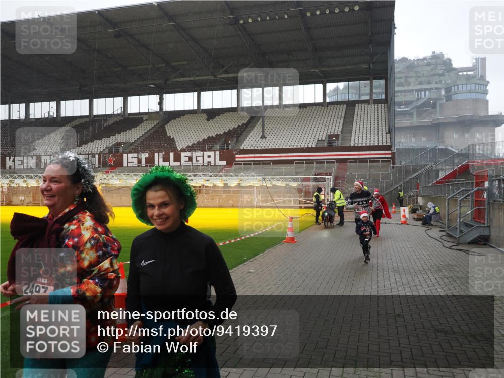 07.12.2025 - St. Pauli X-Mass-Run No. 15 Fabian Wolf http://msf.ph/oto/9419397 07.12.2025 11:31:53 Ziel 2048, 2050, 2120, 2497, 2523, 2527, 2587, 2654, 2656, 3678, 4633, 4640, 4642 meine-sportfotos.de