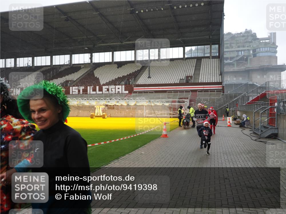 07.12.2025 - St. Pauli X-Mass-Run No. 15 Fabian Wolf http://msf.ph/oto/9419398 07.12.2025 11:31:53 Ziel 2048, 2050, 2120, 2497, 2523, 2527, 2587, 2654, 2656, 3678, 4633, 4640, 4642 meine-sportfotos.de