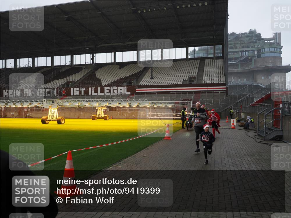 07.12.2025 - St. Pauli X-Mass-Run No. 15 Fabian Wolf http://msf.ph/oto/9419399 07.12.2025 11:31:54 Ziel 2048, 2050, 2120, 2497, 2523, 2527, 2587, 2654, 2656, 3678, 4633, 4640, 4642 meine-sportfotos.de
