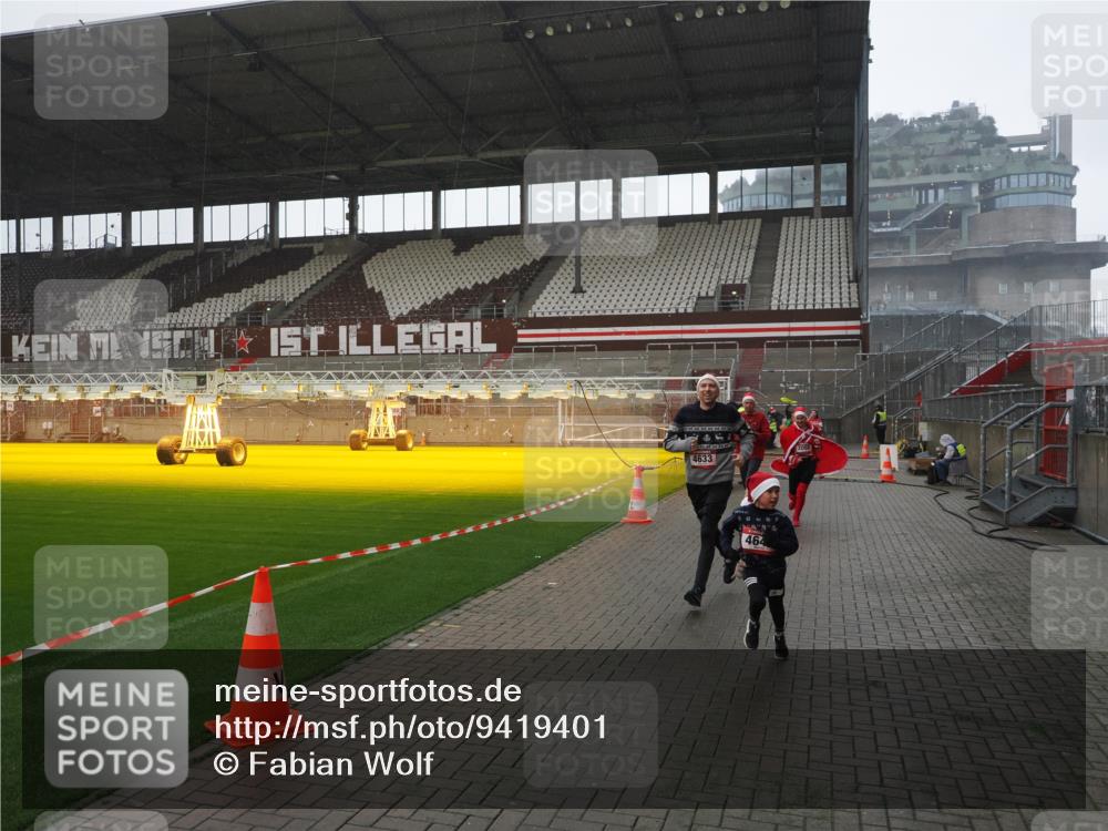 07.12.2025 - St. Pauli X-Mass-Run No. 15 Fabian Wolf http://msf.ph/oto/9419401 07.12.2025 11:31:54 Ziel 2048, 2050, 2120, 2497, 2523, 2527, 2587, 2654, 2656, 3678, 4633, 4640, 4642 meine-sportfotos.de