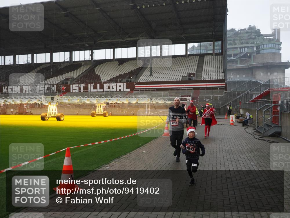 07.12.2025 - St. Pauli X-Mass-Run No. 15 Fabian Wolf http://msf.ph/oto/9419402 07.12.2025 11:31:54 Ziel 2048, 2050, 2120, 2497, 2523, 2527, 2587, 2654, 2656, 3678, 4633, 4640, 4642 meine-sportfotos.de